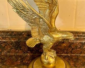 VINTAGE SOLID BRASS AMERICAN BALD EAGLE STATUE PERCHED on a GLOBE