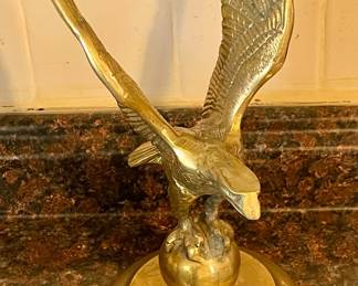 VINTAGE SOLID BRASS AMERICAN BALD EAGLE STATUE PERCHED on a GLOBE