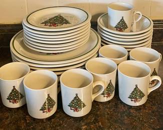 32-PCS MOUNT CLEMENS POTTERY CHRISTMAS SET