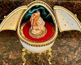 HINGED FABERGE EGG STYLE MUSIC BOX w/NATIVITY INSIDE
