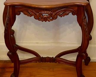 CARVED MAHOGANY FINISH CONSOLE TABLE FEATURING A CULPED APRON and CAMBRIOLE LEGS
