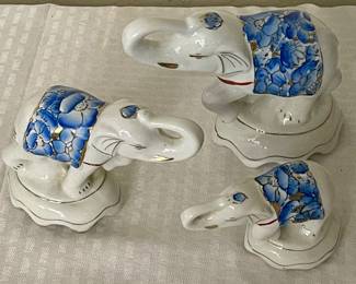 SEYMOUR MANN BLUE ONION /DANUBE WILLOW, SET of 3 CIRCUS ELEPHANT GIGURINES