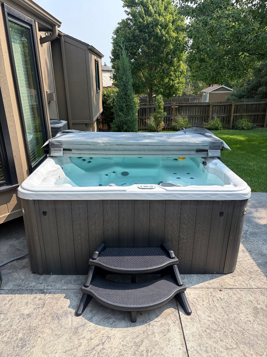 Rippling Water 6 person hot tub in excellent condition 