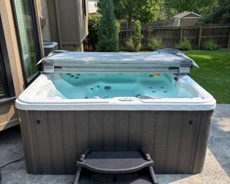 Rippling Water 6 person hot tub in excellent condition
