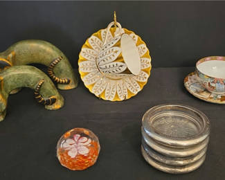 Lot 37: Assorted decorative ceramics and figurines