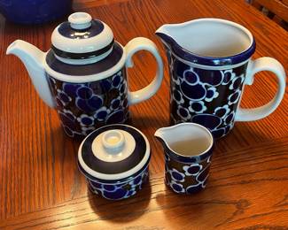 SET OF BEAUTIFUL ARABIA DINNERWARE AND ACCESSORIES