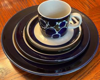 SET OF BEAUTIFUL ARABIA DINNERWARE AND ACCESSORIES
