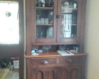 Nice 6 pane step-back cupboard in kitchen