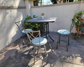 Outdoor set 3 chairs counter height
