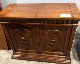 https://hibid.com/catalog/763638/estate-treasures---antiques--fine-furniture--artwork-and-d-cor