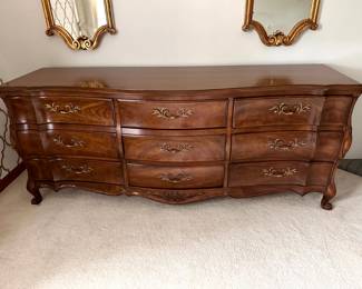 https://hibid.com/catalog/763638/estate-treasures---antiques--fine-furniture--artwork-and-d-cor