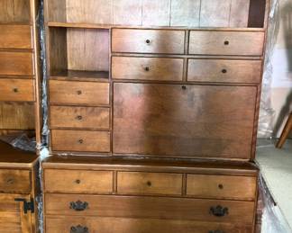 https://hibid.com/catalog/763638/estate-treasures---antiques--fine-furniture--artwork-and-d-cor