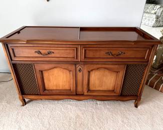 https://hibid.com/catalog/763638/estate-treasures---antiques--fine-furniture--artwork-and-d-cor