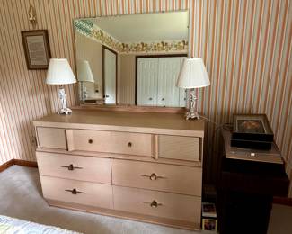 https://hibid.com/catalog/763638/estate-treasures---antiques--fine-furniture--artwork-and-d-cor