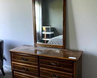 https://hibid.com/catalog/763638/estate-treasures---antiques--fine-furniture--artwork-and-d-cor