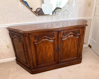 https://hibid.com/catalog/763638/estate-treasures---antiques--fine-furniture--artwork-and-d-cor