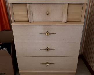 https://hibid.com/catalog/763638/estate-treasures---antiques--fine-furniture--artwork-and-d-cor