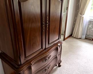 https://hibid.com/catalog/763638/estate-treasures---antiques--fine-furniture--artwork-and-d-cor