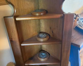 Corner shelf