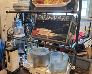kitchen appliances & bakers rack 