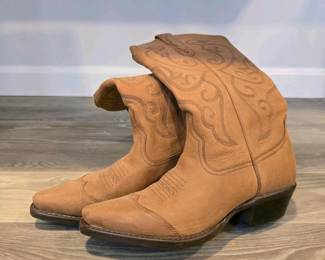 003 pairofnevieleatherwesternboots