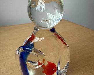 068 glasscatfigurinewithredfishdetail