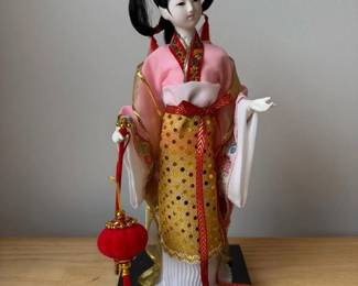 060 chinesewomanfigurineinpinkandgold