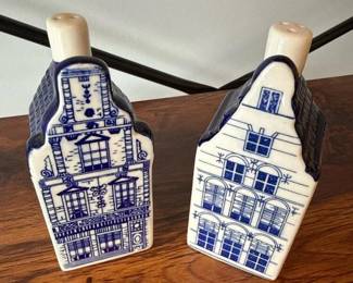085 elesva227blueandwhitehouseshakers