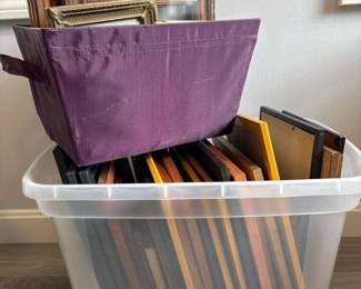 157 largelotofassortedpictureframes