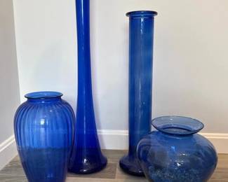 092 fourblueglassvaseswithglasspebbles