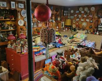 Browse a cozy family room filled with handmade quilts, vintage afghans, collectible teddy bears, decorative plates, collectible mugs, holiday décor, braided rugs, table lamps, country home décor, and charming vintage treasures at this Danbury, CT private estate sale. Discover unique linens, seasonal decorations, plush collectibles, home accents, and one-of-a-kind estate sale finds throughout the home. Perfect for collectors, home decorators, antique lovers, and resellers. Everything must go!