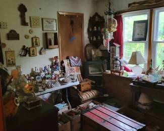 Browse a wonderful collection of vintage glassware, collectible bottles, decorative lamps, framed artwork, rustic wall décor, cedar chest, antique-style furniture, crystal, home accents, and one-of-a-kind estate treasures at this Danbury, CT private estate sale. Discover unique collectibles, decorative accessories, quality furnishings, and hidden gems throughout the home. A must-visit estate sale for antique collectors, vintage enthusiasts, home decorators, and resellers looking for exceptional finds. Everything must go!