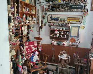 Train collectors and vintage enthusiasts will love this unique display featuring collectible model trains, railroad memorabilia, miniature collectibles, figurines, vintage books, holiday décor, wall décor, mugs, and charming home accents at this Danbury, CT private estate sale. Browse shelves filled with one-of-a-kind collectibles, nostalgic treasures, and decorative pieces perfect for collectors, resellers, and anyone searching for rare estate sale finds. Everything must go!