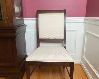 Broyhill Maison Lenoir Traditional Dining Table and 8 Chairs
