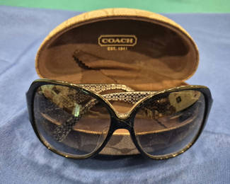 Lot 18: Coach sunglasses with patterned temples and case