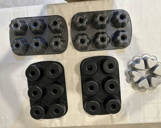Lot 131: Assorted baking pans and molds (flower, heart, and round mini-bundt shapes)