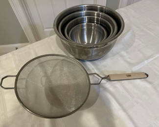 Lot 143: Stainless steel nesting bowls and a metal mesh strainer