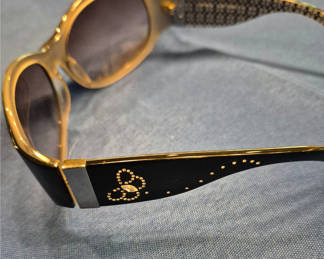 Lot 16: Coach sunglasses with case (pair)