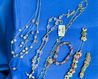 Lot 28: Jewelry 7 |Assorted necklaces & bracelets