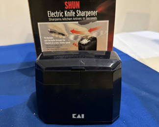 Lot 141: Shun Electric Knife Sharpener