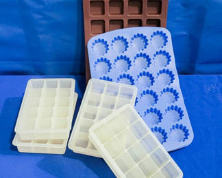 Lot 137: Silicone and Plastic Baking Molds