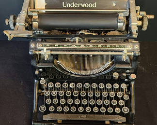 Lot 7: Vintage Underwood Typewriter