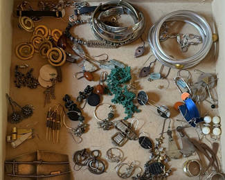 Lot 43: Assorted jewelry collection: bracelets, earrings, beads and trinkets