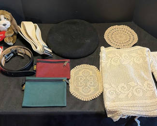 Lot 78: Assorted textiles, doilies, and accessories