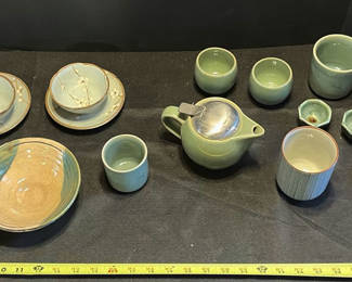 Lot 61: Assorted glazed ceramic dishware set