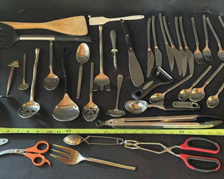 Lot 22: Assorted kitchen utensils and cutlery set