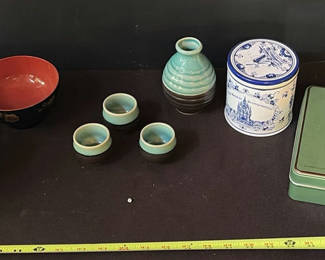 Lot 29: Assorted glazed ceramics and decorative tins