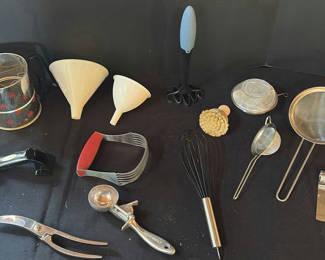 Lot 53: Assorted vintage kitchen utensils and accessories