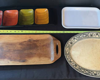 Lot 35: Assorted kitchenware: colorful square bowls, wooden serving tray, and decorative oval plate