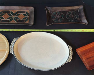 Lot 34: Assorted serving dishes and trays